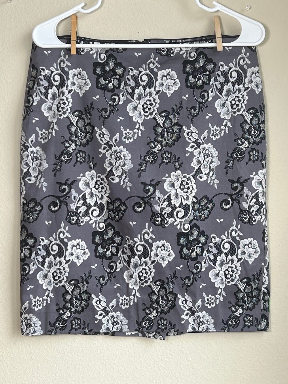 White House Black Market Floral Pencil Skirt -Grey & Black Monochrome size 8